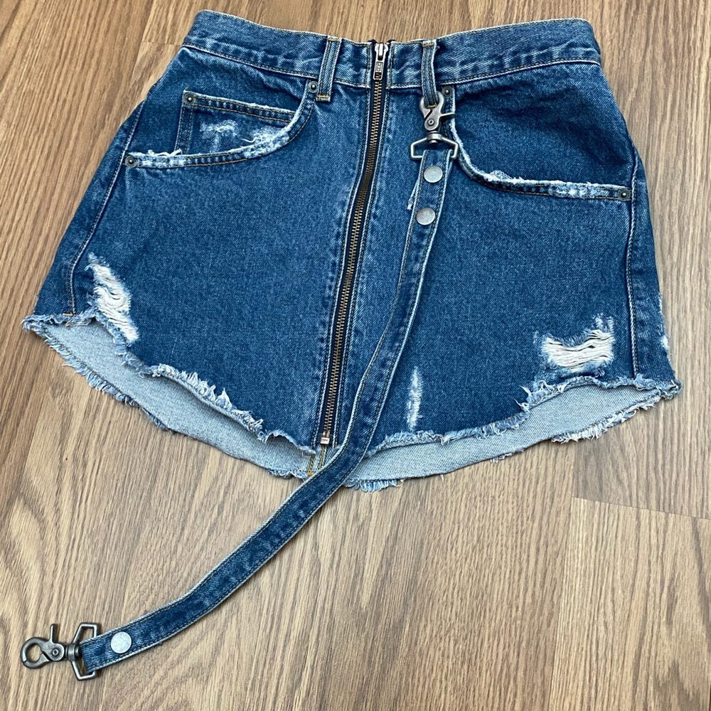 CARMAR Denim Los Angeles Women’s  Mini Skirt-Size 27  Front  Zipper Frayed Hem